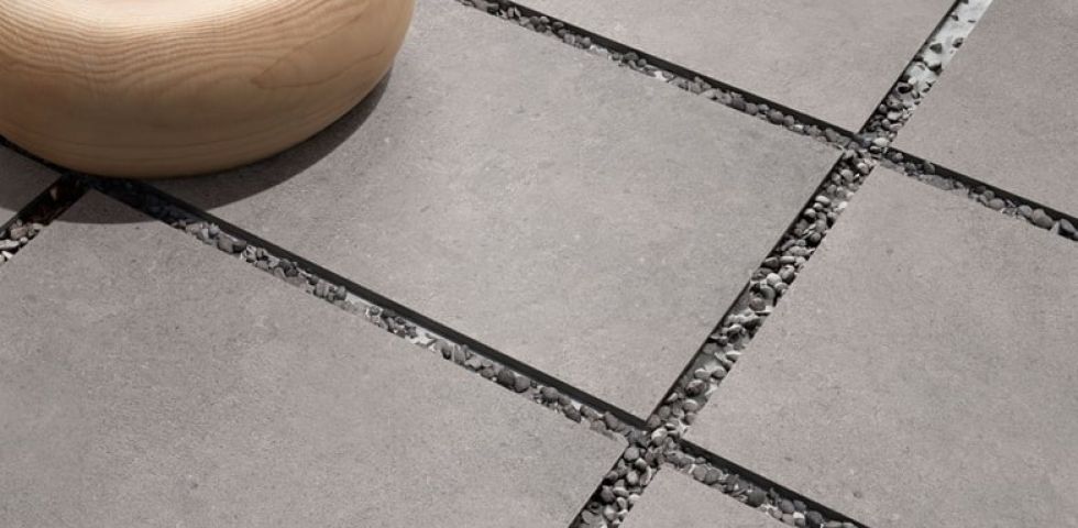 Terassenplatten Betonoptik im Kiesbett