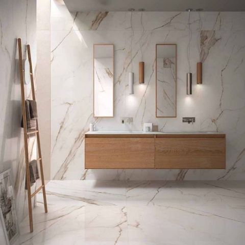 Elegantes Marmor-Badezimmerdesign mit Holzelementen und minimalistischer Einrichtung Modernes Badezimmer mit Marmorwänden, schwebender Holzwaschtischkonsole und dekorativer Handtuchleiter