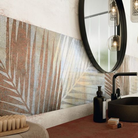 Stilvolles Baddesign mit natürlichen Elementen und modernen Akzenten Modernes Badezimmer mit runder Spiegel, Palmenmuster-Wandfliesen, Waschbecken und schwarzen Armaturen