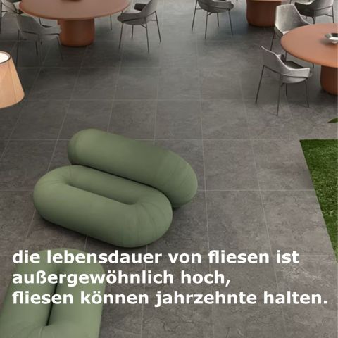 Langlebige Bodenfliesen in zeitlosem Design für moderne Innenarchitektur Moderner Innenraum mit grauen Bodenfliesen, grünen Sitzelementen und runden Tischen mit grauen Stühlen